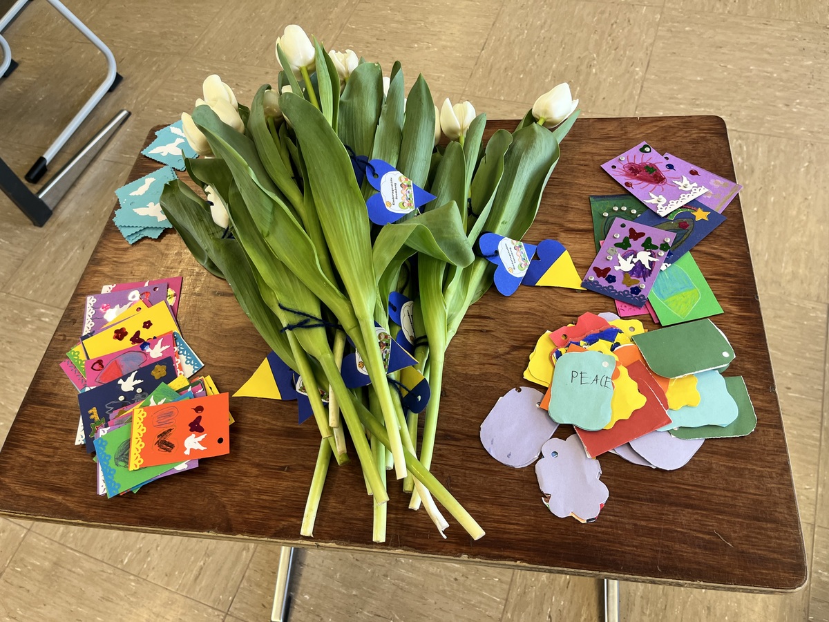 Poster Bild der Spende Die Klasse BFPF 21 hat Blumen mit Friedensgrüßen verteilt