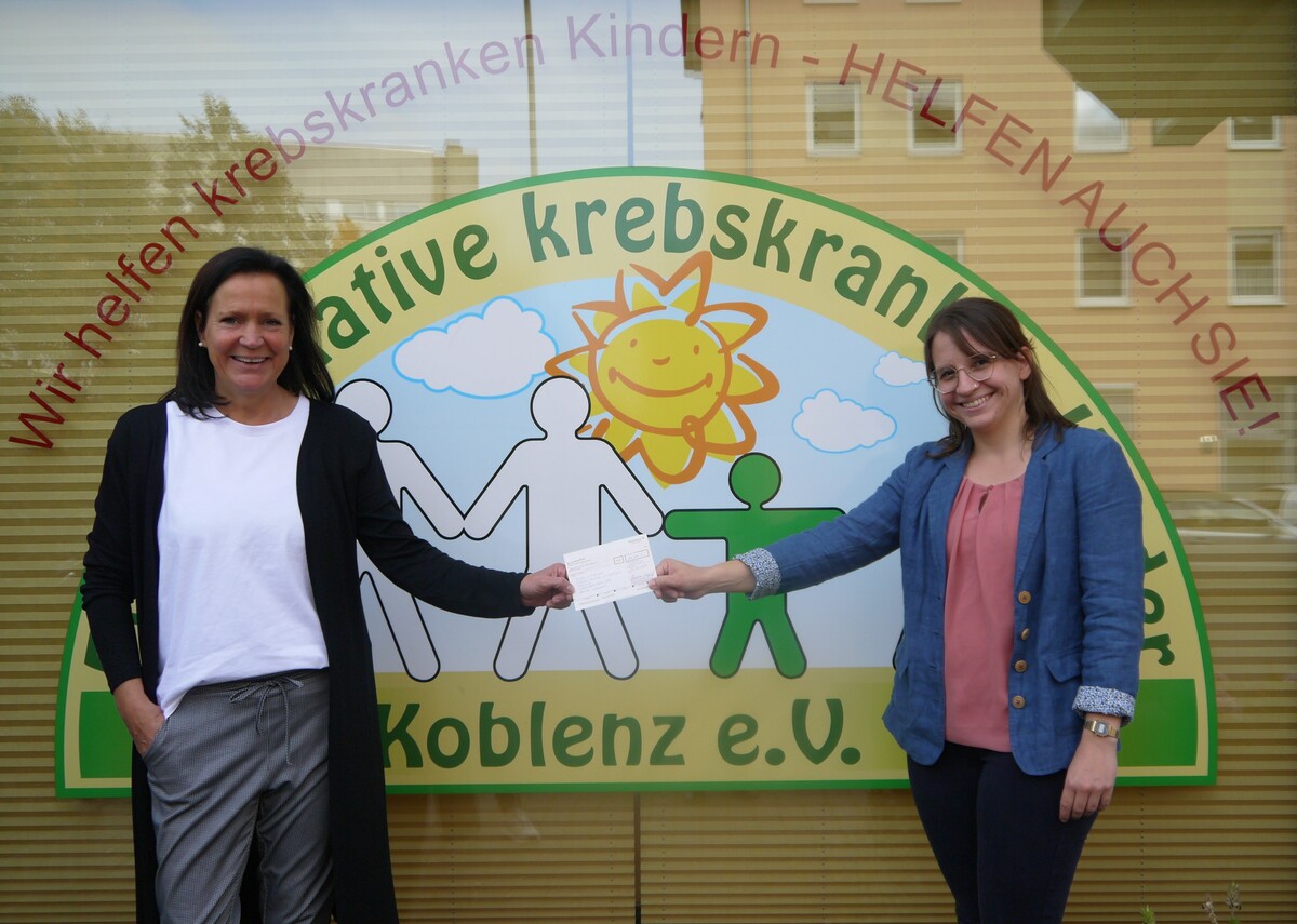 Poster Bild der Spende Ring gegen Krebs e.V. überreicht beachtliche Spende