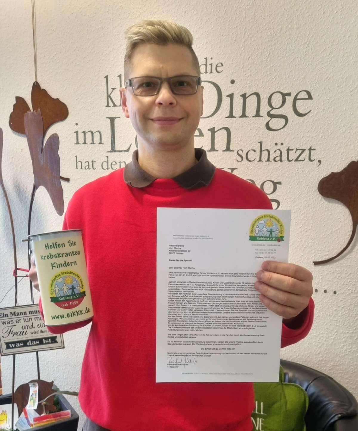 Poster Bild der Spende Naturheilpraxis Mucha stellt Spendendose auf