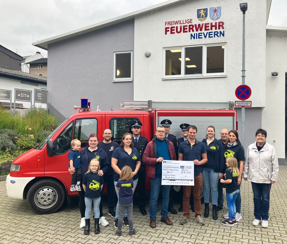 Poster Bild der Spende Weltkindertag bei der Freiwilligen Feuerwehr Nievern