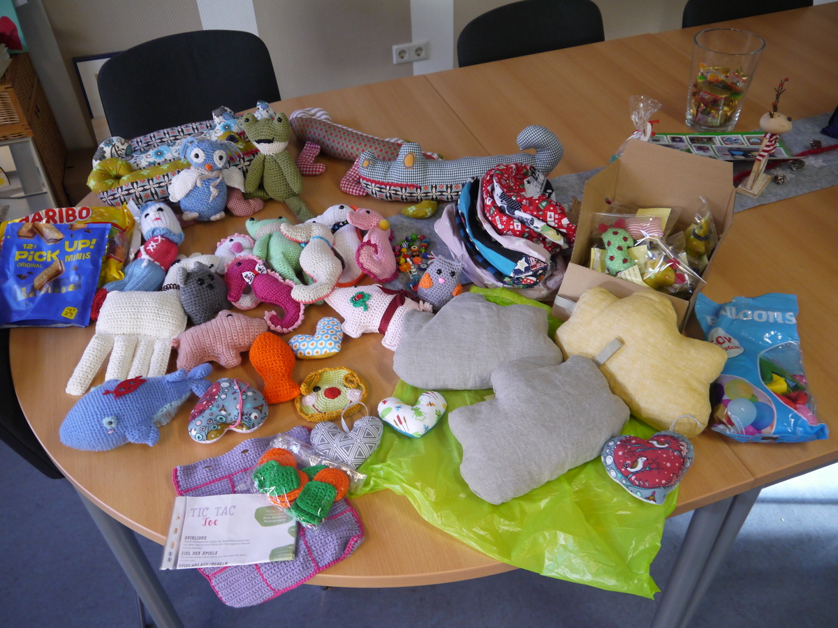 Poster Bild der Spende Niedliche Geschenke der "Beanies von Herzen"